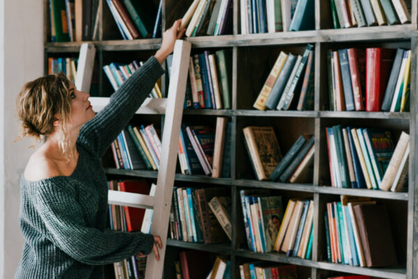 Jak funkcjonalnie oświetlić domową biblioteczkę